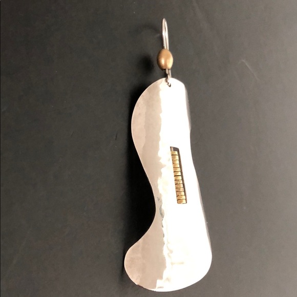 ONE UNIQUE SILVER PLATED HAMMERED ARTISAN EARRING - Picture 7 of 12